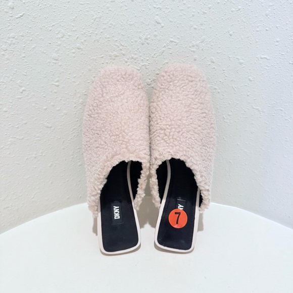 DKNY Women’s Fuzzy Faux Fur Beige Square Toe Mules Size 7 NWT - Picture 3 of 8